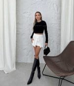 Long sleeve fitted black sweater with round neck