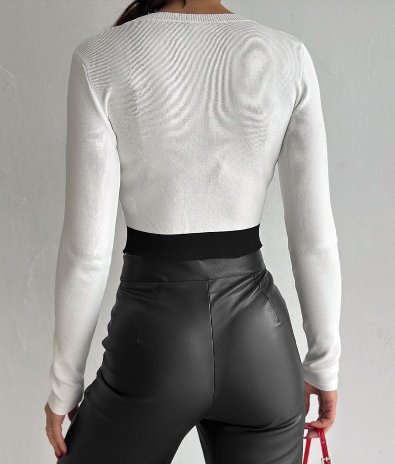 Stylish ribbed long sleeve crop top with logo elastic waistband in white