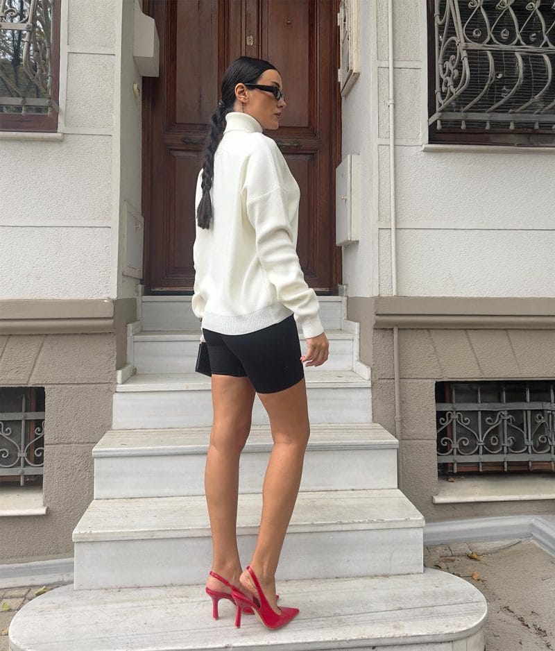 Off white ribbed turtleneck knit sweater model