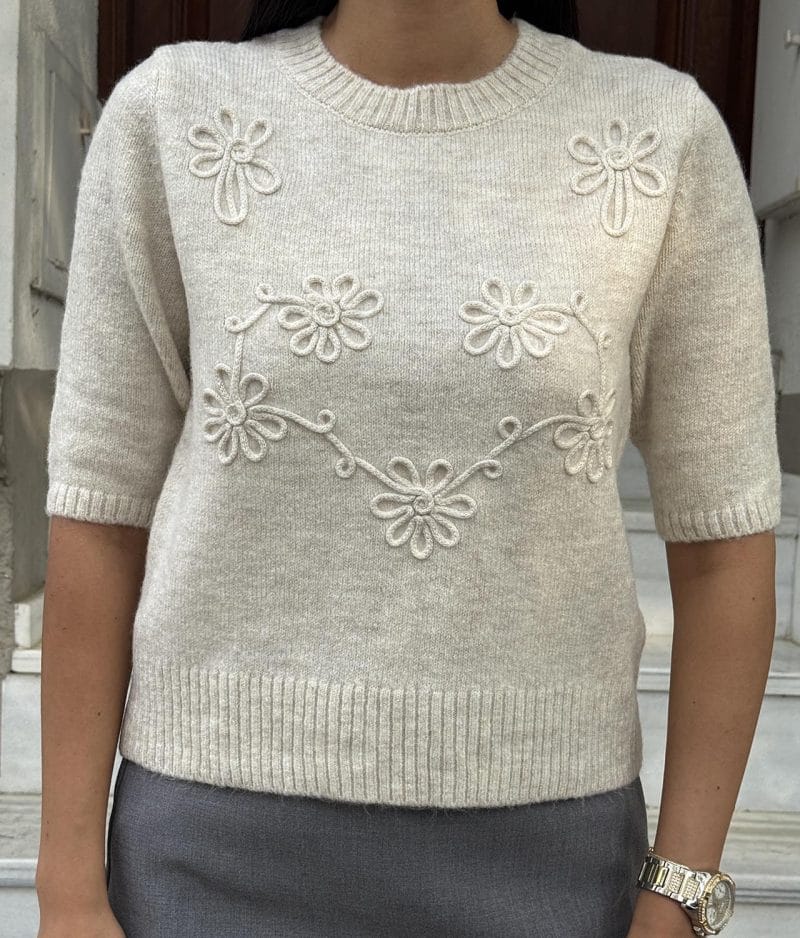 Elegant floral embroidered knit top suitable for everyday wear