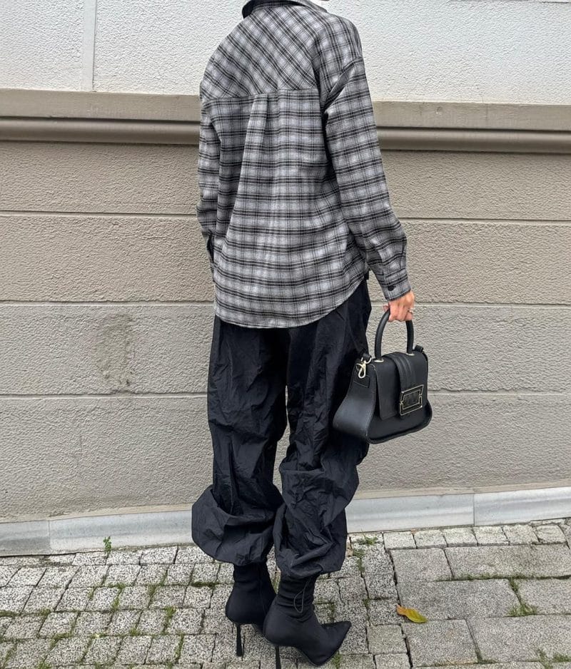 Plaid button up shirt with relaxed fit and long sleeves