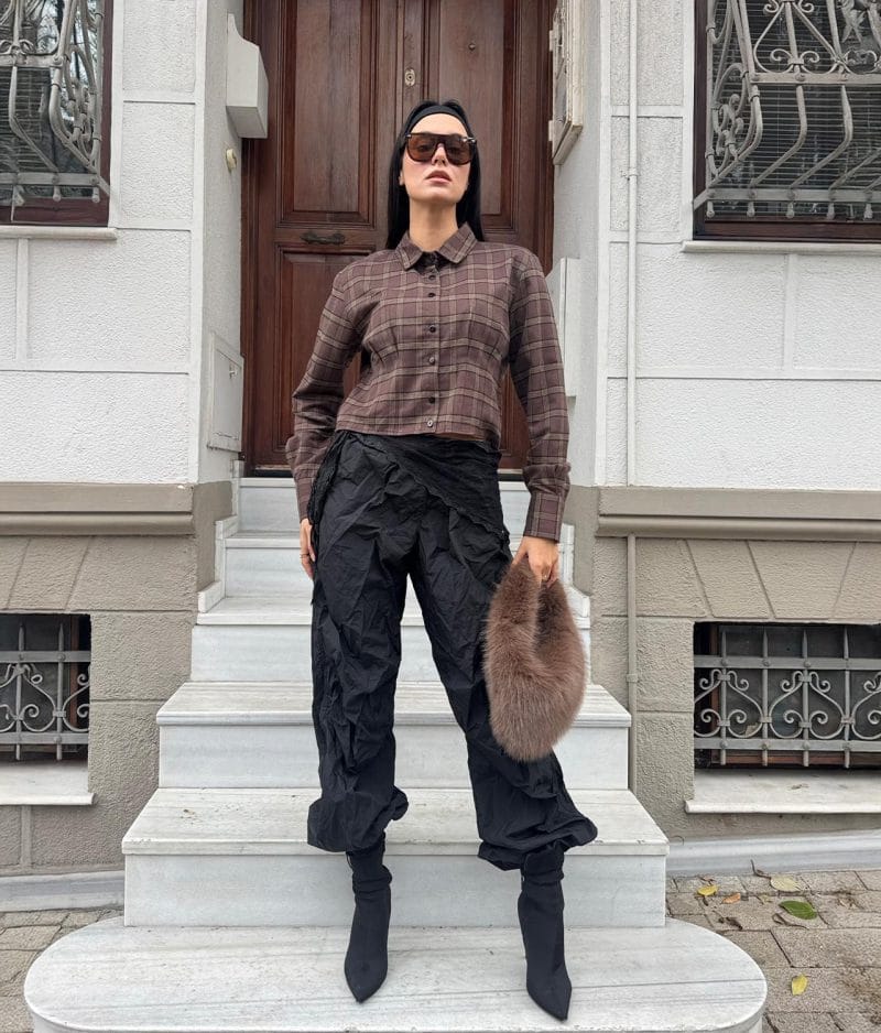 Brown fitted cropped plaid shirt with long sleeves