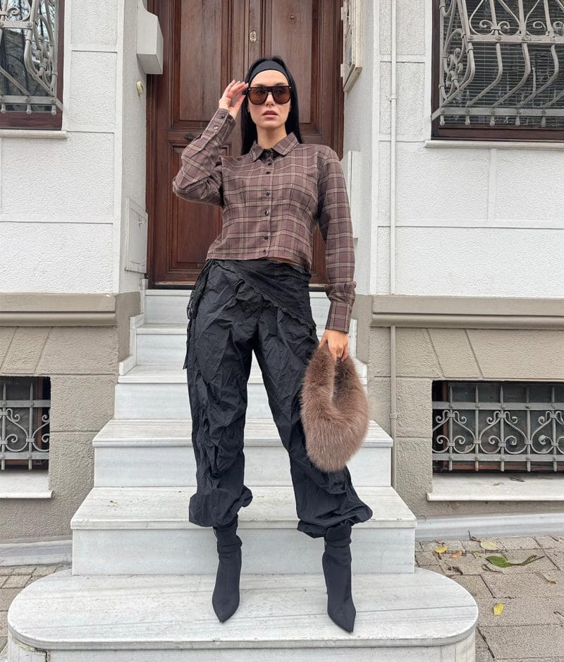 Cropped plaid shirt with fitted silhouette for modern styling