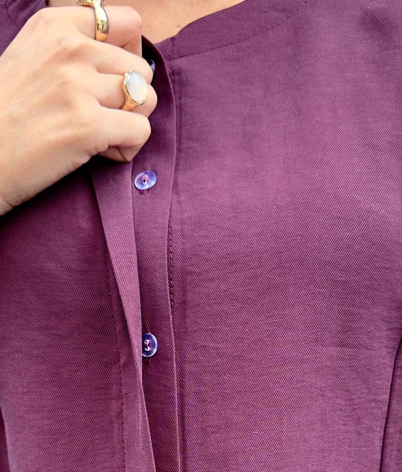 sleeveless set women close up V neck detail